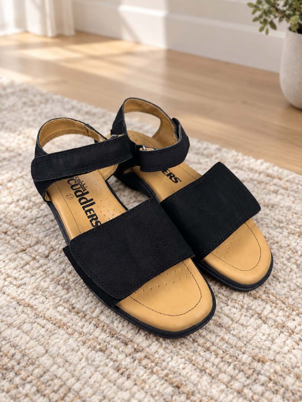 Cobbie Cuddlers Women’s Black Leather Comfort Sandals Hook & Loop Size 5.5